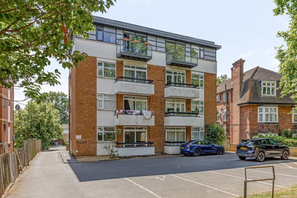 3 bed Apartment for rent in Penge. From Martin & Co - Crystal Palace