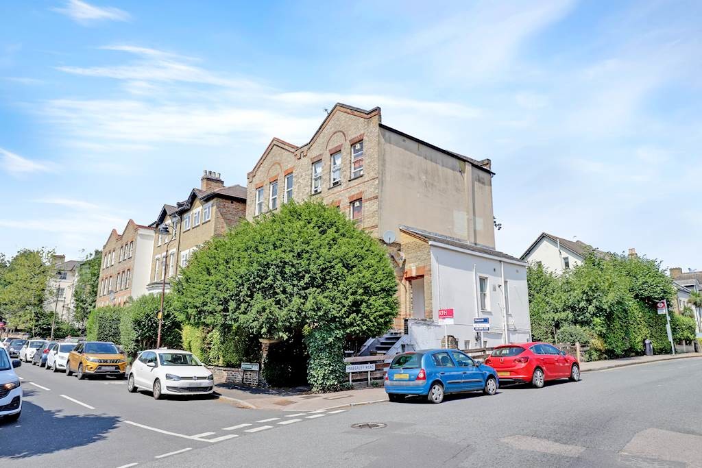 2 bed 1st Floor Flat for rent in England. From Martin & Co - Crystal Palace
