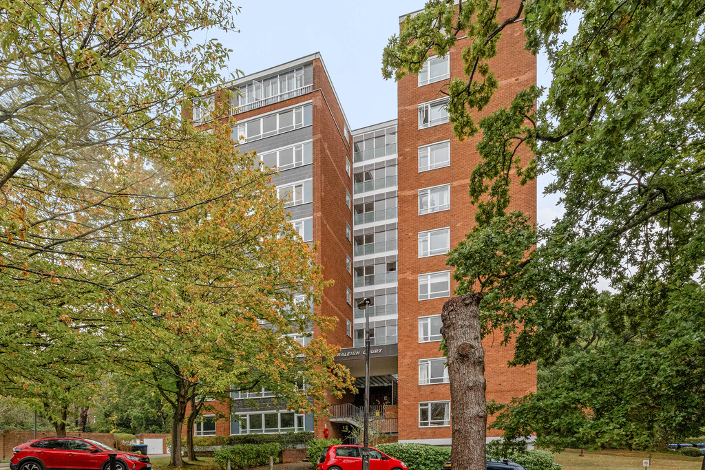 3 bed Apartment for rent in England. From Martin & Co - Crystal Palace