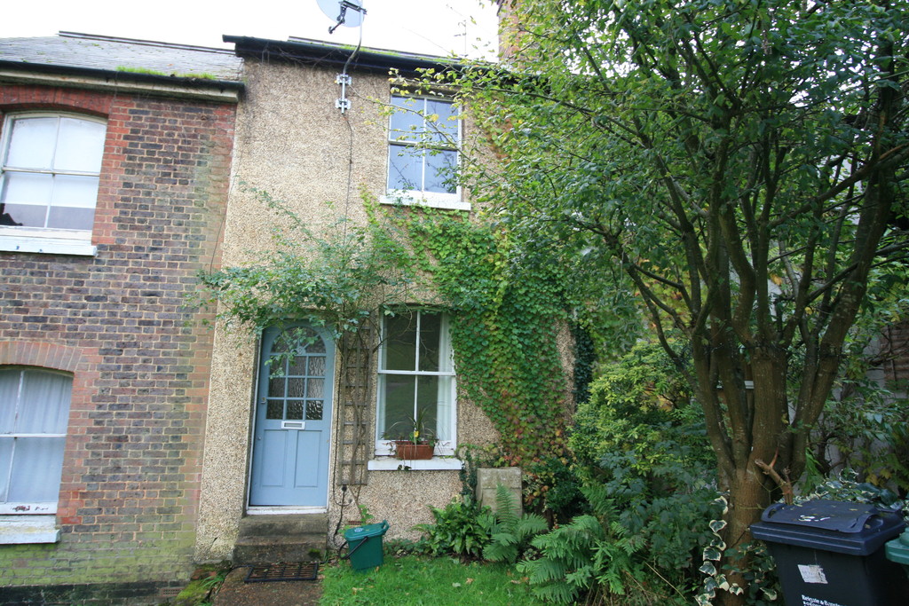 2 bed Mid Terraced House for rent in Surrey. From Martin & Co - Redhill