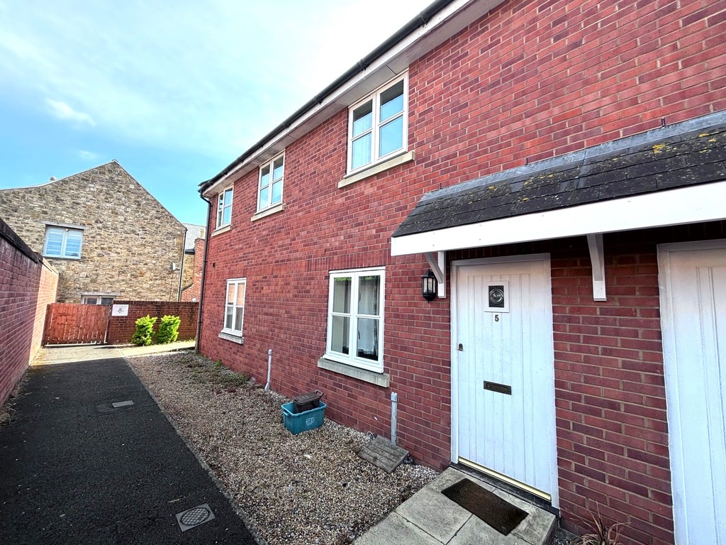2 bed Mid Terraced House for rent in Yeovil. From Martin & Co - Yeovil