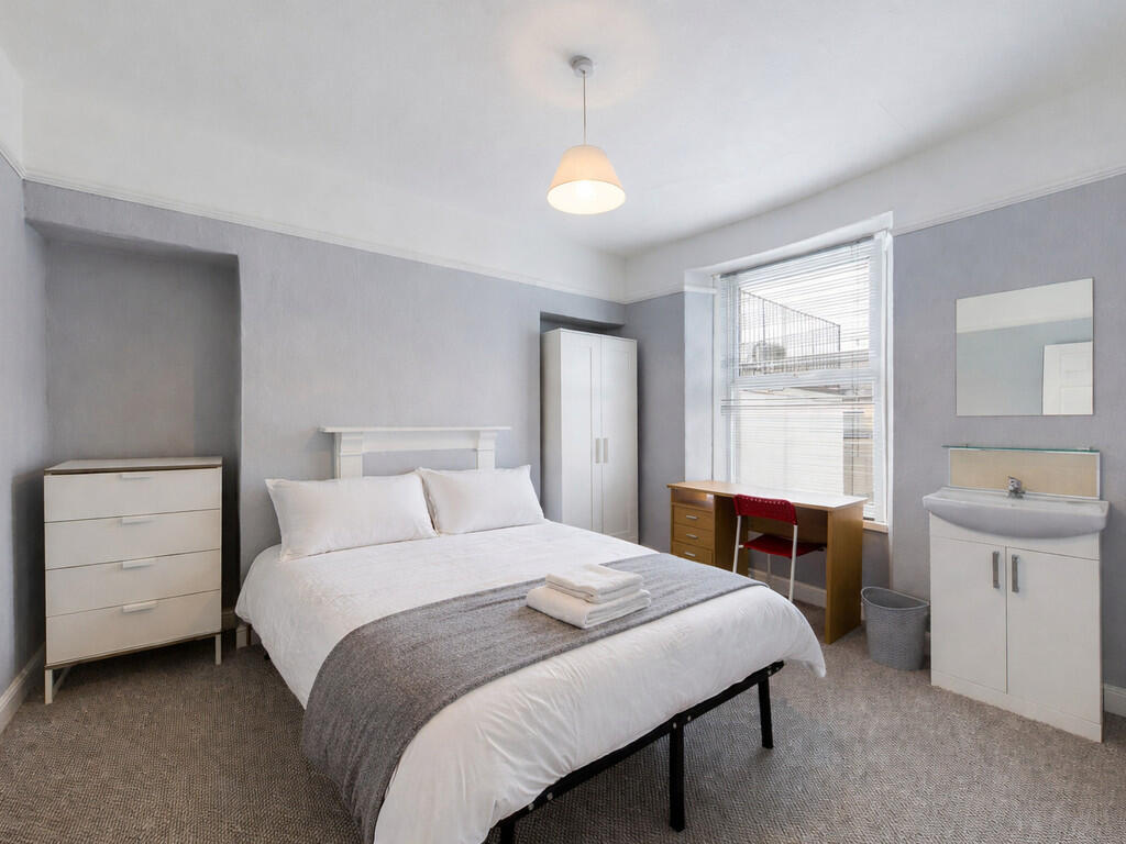 0 bed House Share for rent in Plymouth. From Martin & Co - Plymouth