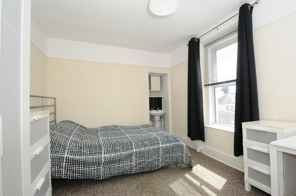 4 bed House Share for rent in Plymouth. From Martin & Co - Plymouth