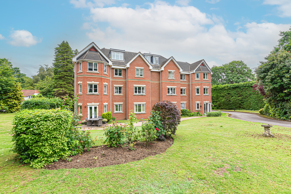2 bed 1st Floor Flat for rent in Surrey. From Martin & Co - Camberley