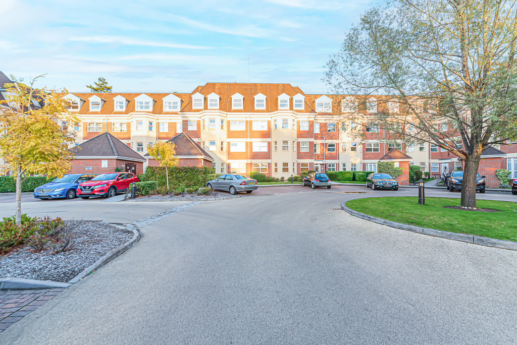 2 bed 1st Floor Flat for rent in Surrey. From Martin & Co - Camberley