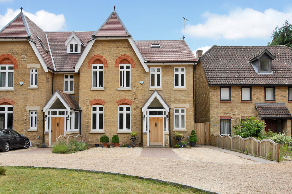 5 bed Semi Detached for rent in Surrey. From Martin & Co - Camberley 5 bed Semi Detached for rent in Surrey. From Martin & Co - Camberley