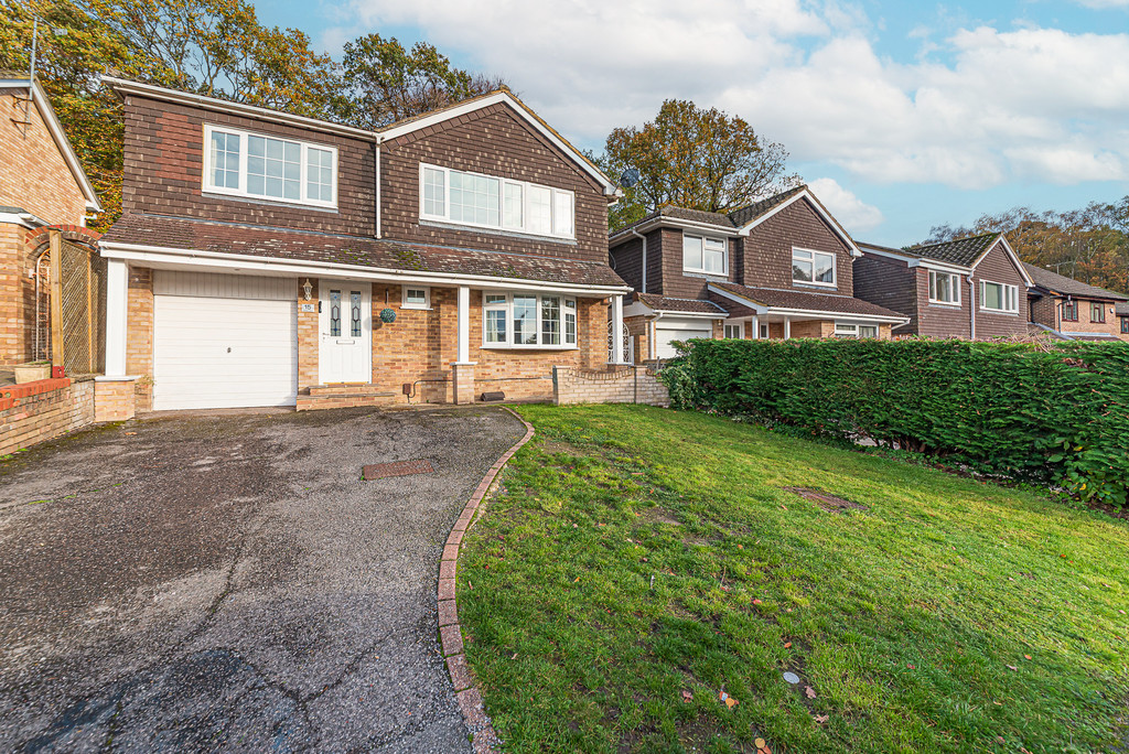 5 bed Detached for rent in Surrey. From Martin & Co - Camberley 5 bed Detached for rent in Surrey. From Martin & Co - Camberley