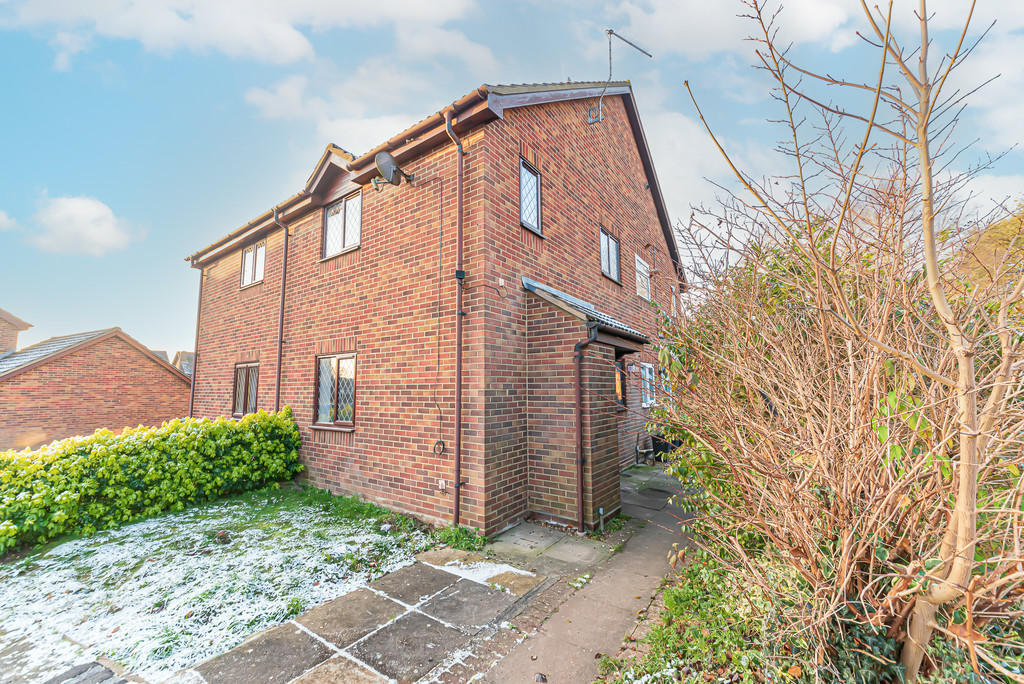 1 bed End of Terrace for rent in Sandhurst. From Martin & Co - Camberley