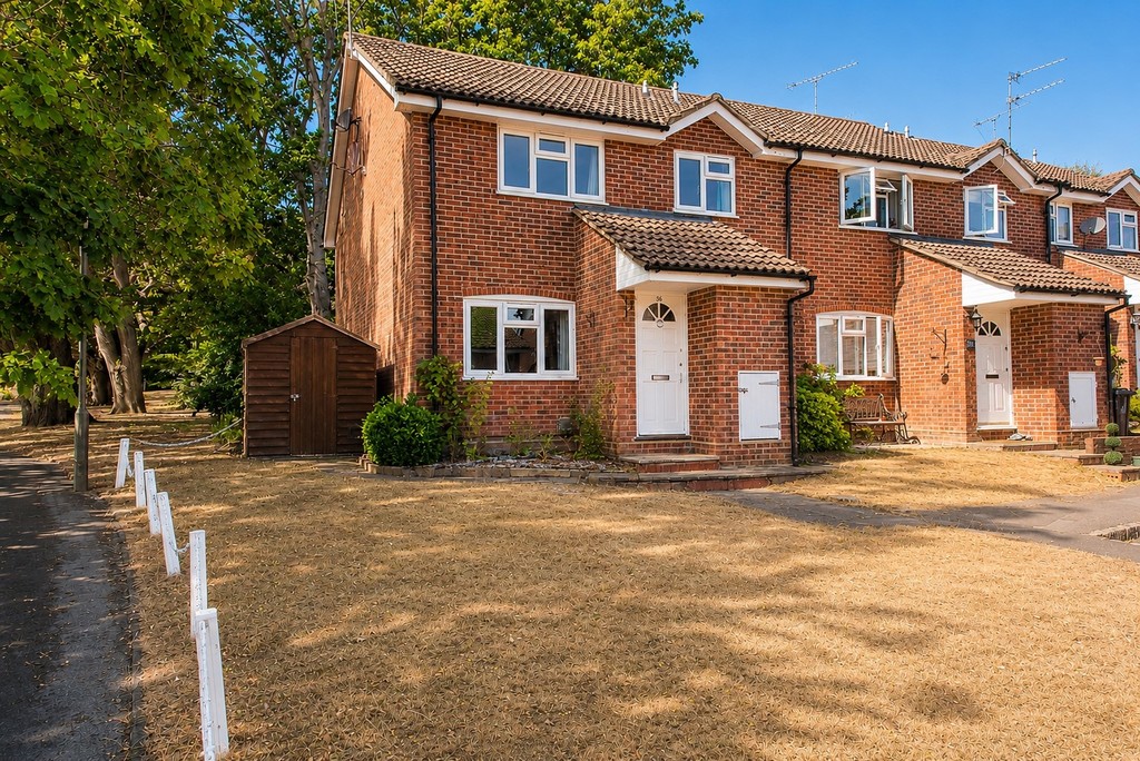 2 bed End of Terrace for rent in Surrey. From Martin & Co - Camberley