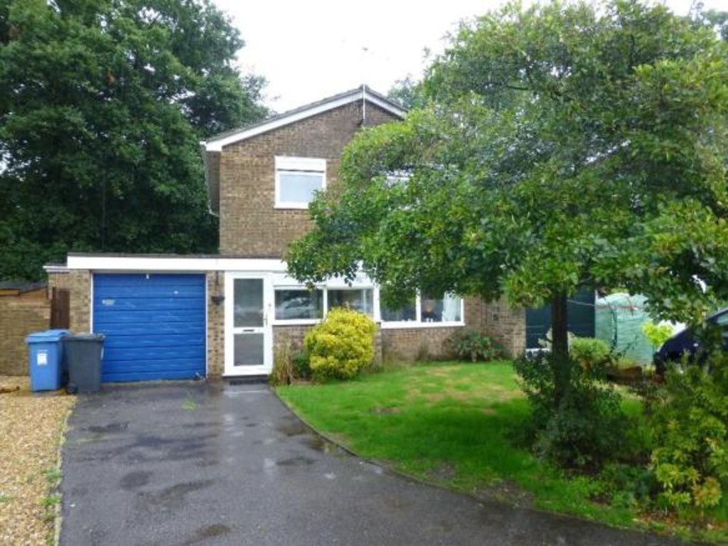 4 bed Link detached for rent in Hampshire. From Martin & Co - Camberley