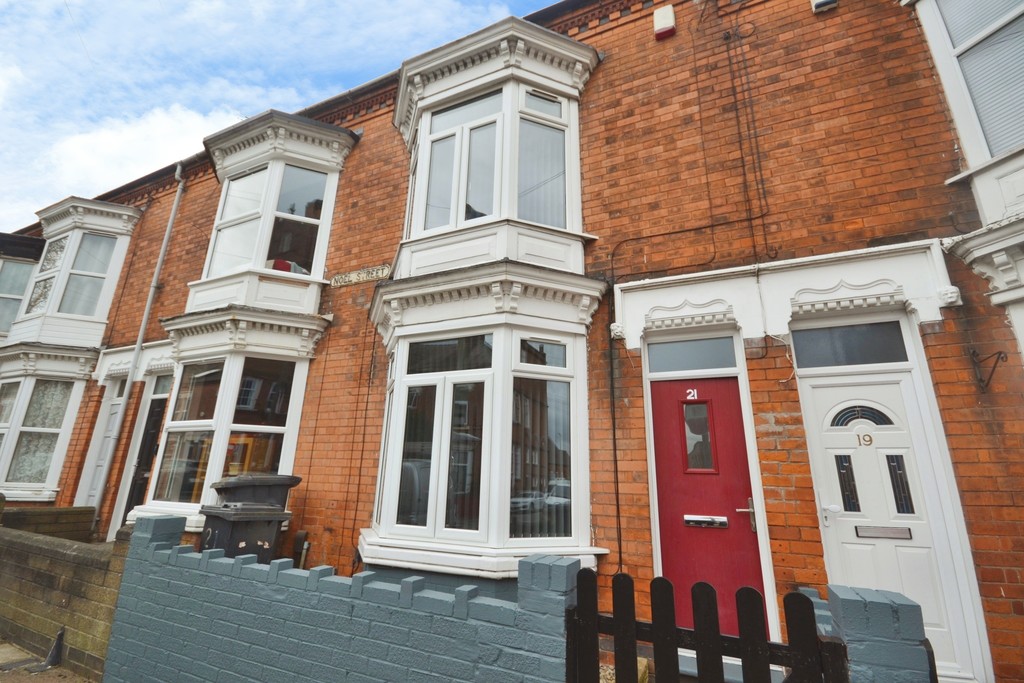 2 bed Mid Terraced House for rent in Leicestershire. From Martin & Co - Leicester West