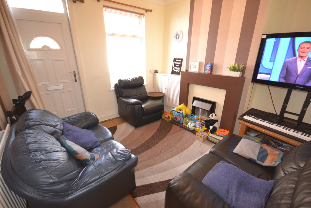 2 bed Mid Terraced House for rent in Leicester. From Martin & Co - Leicester West