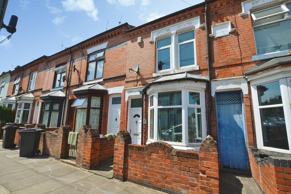 3 bed Mid Terraced House for rent in Leicester. From Martin & Co - Leicester West