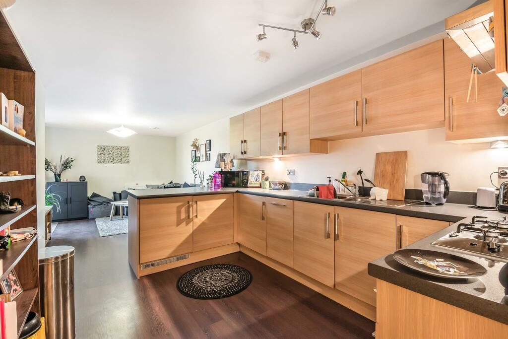 2 bed 1st Floor Flat for rent in Finchley. From Barnard Marcus - Muswell Hill